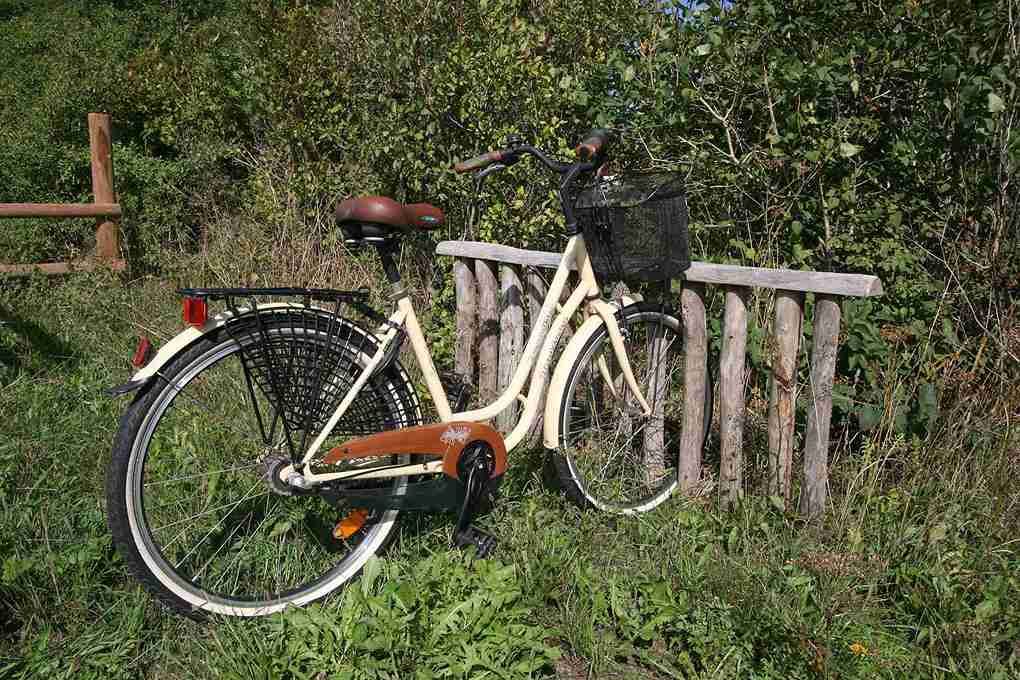 Cykelstället i trä är en vacker och naturlig lösning